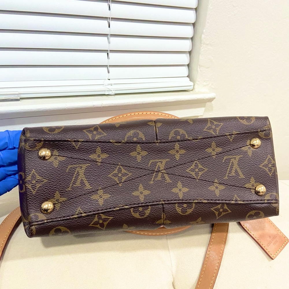 Louis Vuitton V tote BB crossbody Bag - Picture 11 of 13